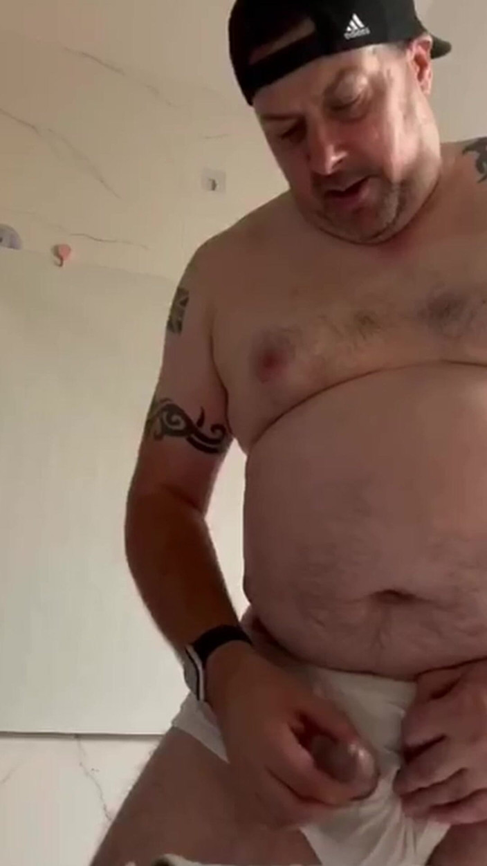 uktattooedchub74: Dans des nichons étroits, je me branle et éjacule
