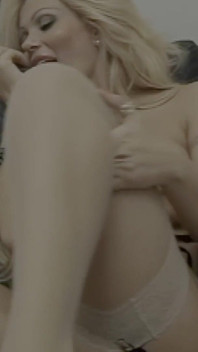 Linda MILF com seios se masturba no casting