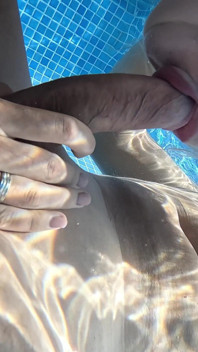 プールでの義理の妹との初めての水中セックス