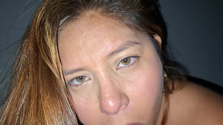 SugarPose: 吹箫胖拉丁女郎吮吸假阳具，自慰并玩弄胸部