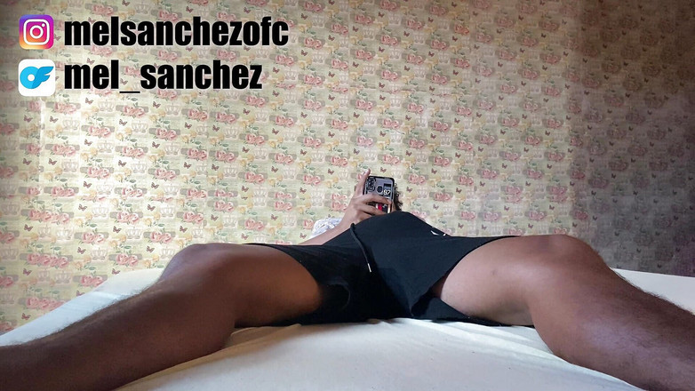 Mel Sanchez: Stesister在我观看色情片时访问了我的房间，并享受了这一刻