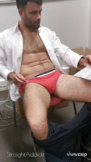 Straight Addickted: Sledujte, jak tento nadržený hetero chlap diskrétně masturbuje v kanceláři!...