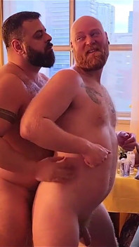 섹스하기로 결심한 새아빠에게 마사지를 해주기