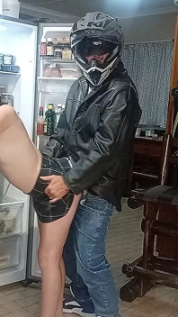 Sesso in cucina con un motociclista