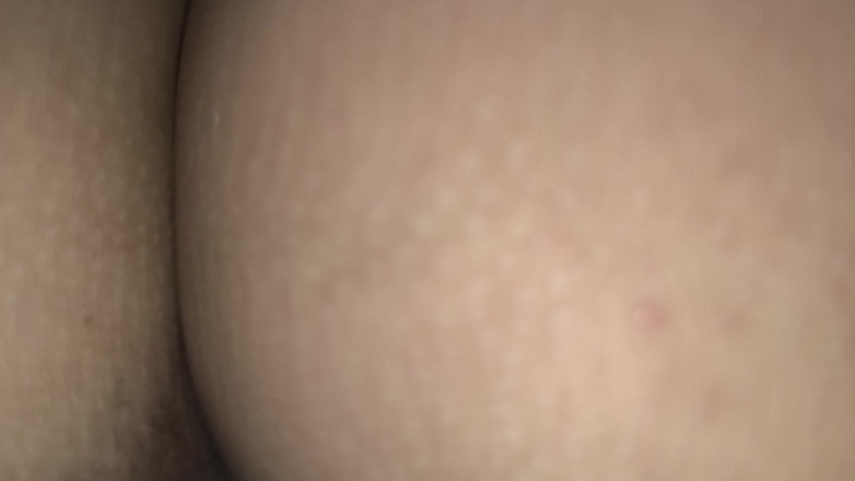 AngyAmazon: Încornoratul meu își freacă pula mică până mă fute dur în poziția...