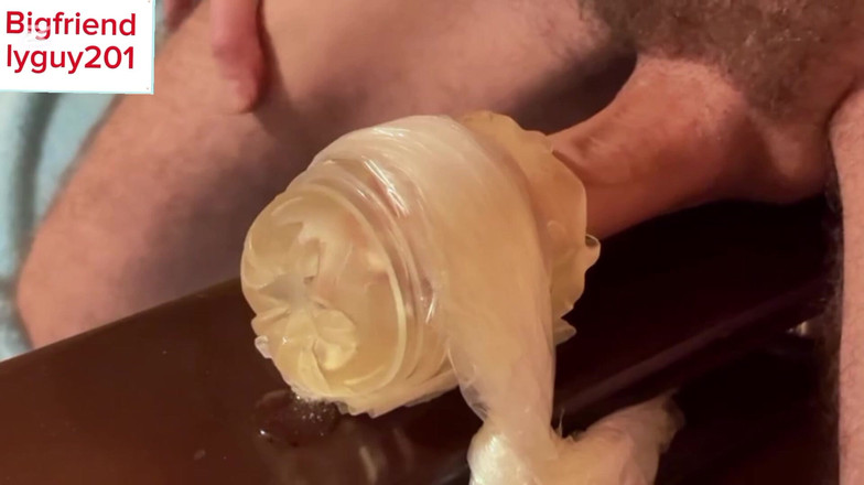 Bigbadfriendlyguy: Cewek bahenol ini lagi asik ngentot dildo sampai dicrot di...