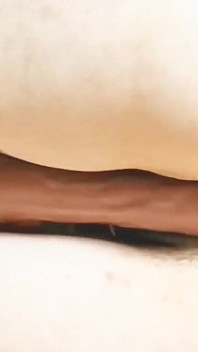 La milf culona si masturba con un dildo