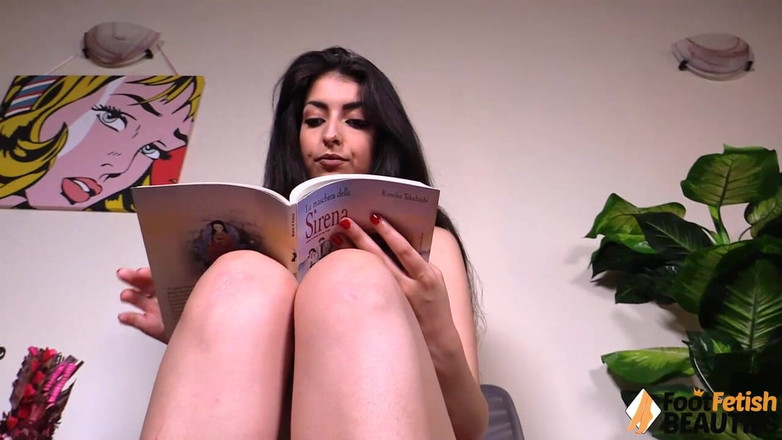 Foot Fetish HD: Экзотическая София, одетая в красное, принимает ее каблуки