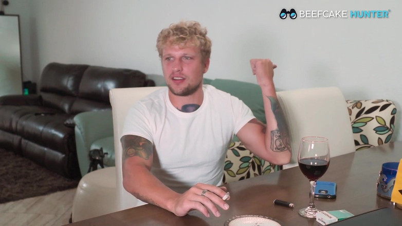 Beefcake Hunter: Ben buší do kundičky svého prvního muže