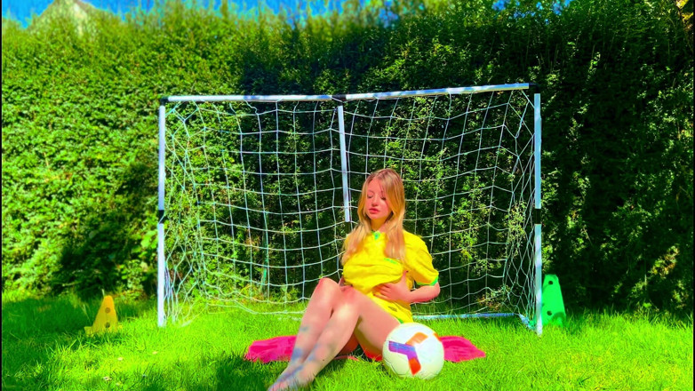 Stellafatale: La calciatrice brasiliana jersey provoca fino all'orgasmo in lingerie