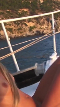 Blonde Babe's Yacht Threesome Podwójny nadziewanie analne i podwójne obciążenia spust!