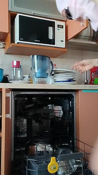 Pizdă brunetă păroasă, țâțe mari, femeie păroasă senzuală în bucătărie.