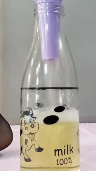 Ich pinke durch einen Mann in eine flasche