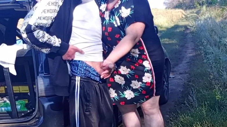 Zona901: Macocha trzyma mojego penisa, podczas gdy sikam, a następnie go...