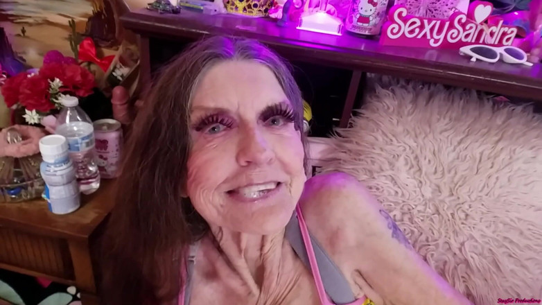 Sexy Sandra N Sir Christopher: Mamada de juguete en coño facial divertido