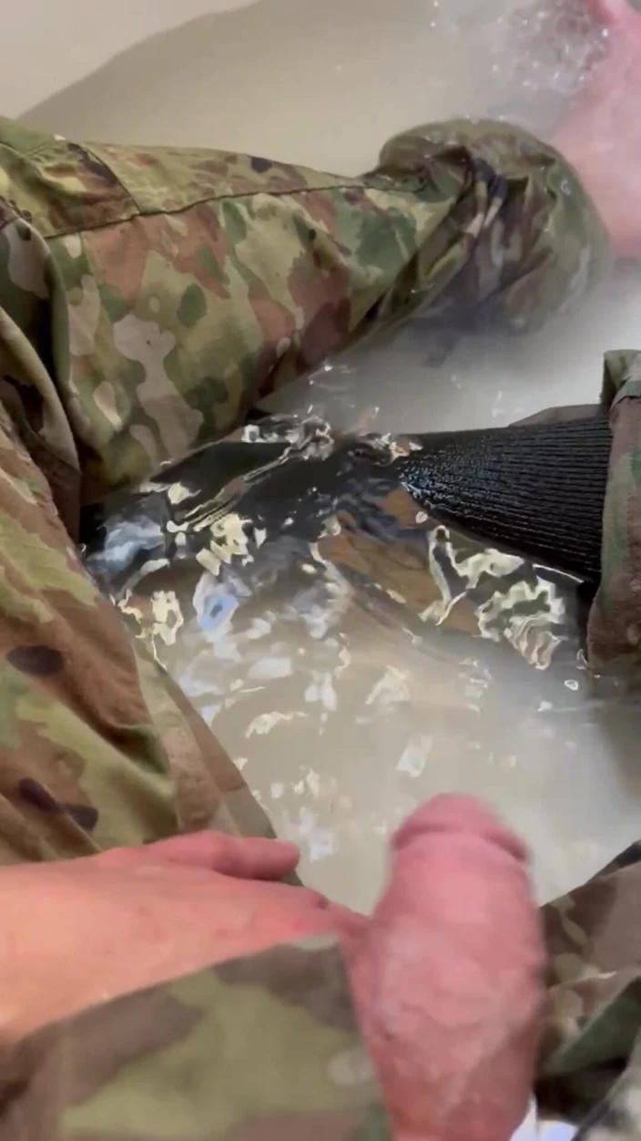 Army Specialist: 第一个撒尿视频！观看军队专家穿着制服进入浴缸并开始湿润自己！