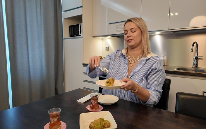 Qombol: मेरी बड़े स्तनों वाली और युवा तुर्की सौतेली मम्मी के साथ घर का बना सेक्स जबकि डैडी काम पर हैं