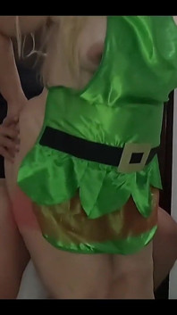Seks met stiefzoon op kerstfeest. Heerlijk cadeau aan mij gegeven door mijn stiefmoeder met dikke kont
