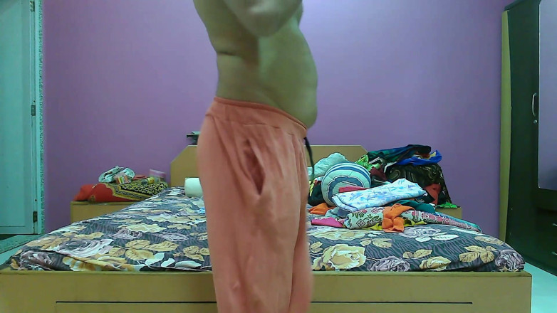 Cute & Nude Crossdresser: Симпатичный и обнаженный фембой-сисси Sweet Lollipop в спальне.