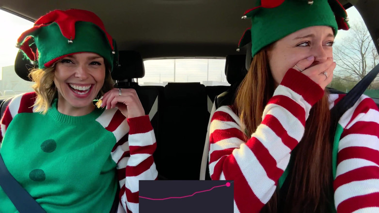Serenity Cox: Elfos cachondos se corren en drive thru con exuberantes vibradores...
