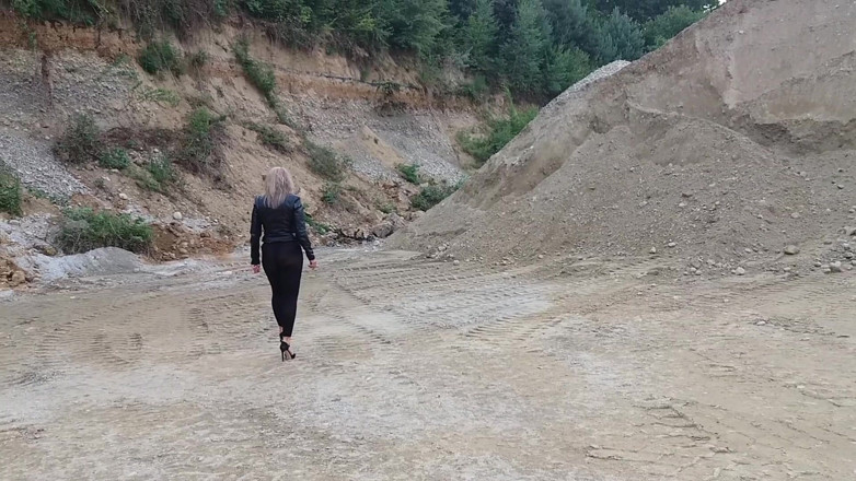martinawest: Oma Loopt Rond in Een Grindput in Strakke Leggings En...