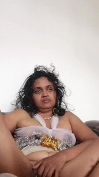 Ibu tiri menunjukkan pepeknya