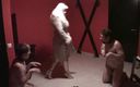 Femdom Austria: Má štěstí se dvěma domácími mazlíčky, kteří ji poslouchají