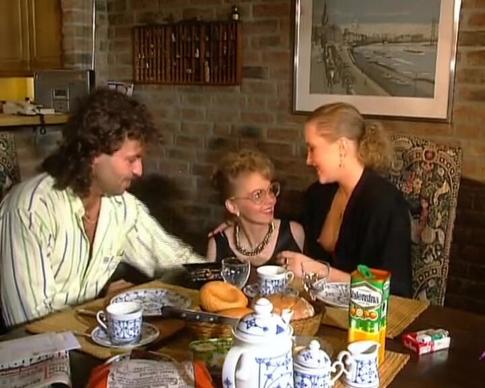 German amateur couples: Dvě ohromující německé holky sdílející naplněného ptáka na kuchyňském stole