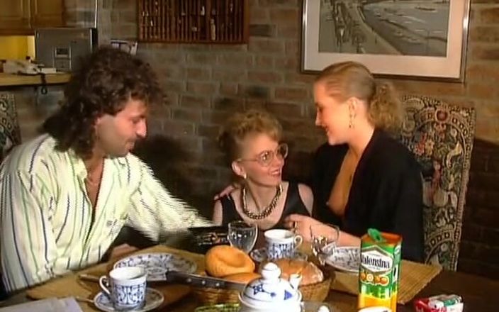 German amateur couples: Zwei atemberaubende deutsche küken teilen sich einen beladenen schwanz auf...