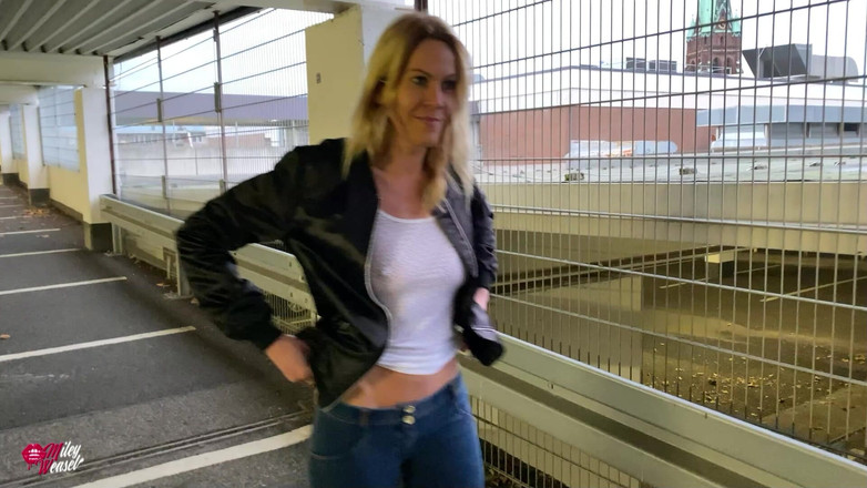 Miley Weasel: Śliczna blond suka zdalnie sterowana w miejscach publicznych !!