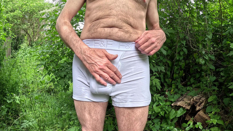 Rockardglans: Großer unbeschnittender schwanz wichst im wald mit weißen boxershorts - rockardglans