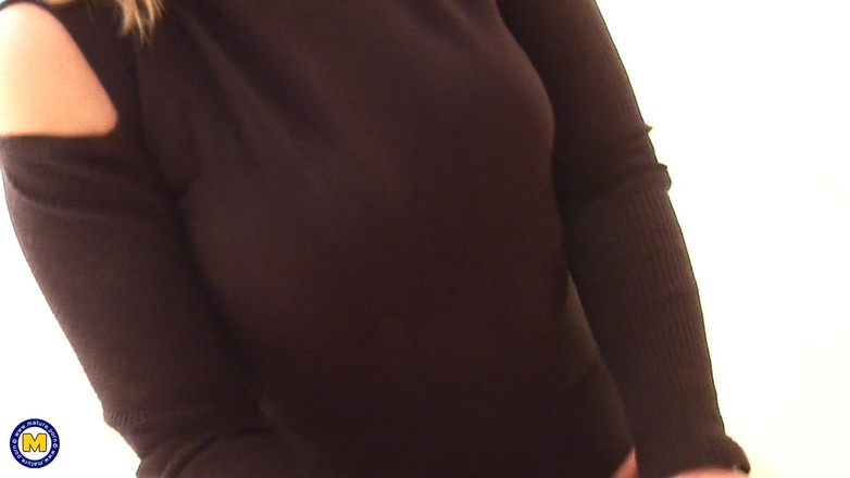 Mature NL: Het hemmafru tittar genom ett gloryhole