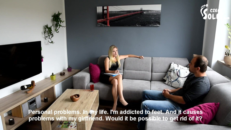 Czech Soles - foot fetish content: Sexy psicóloga fazendo paciente adorar seus pés - parte 1