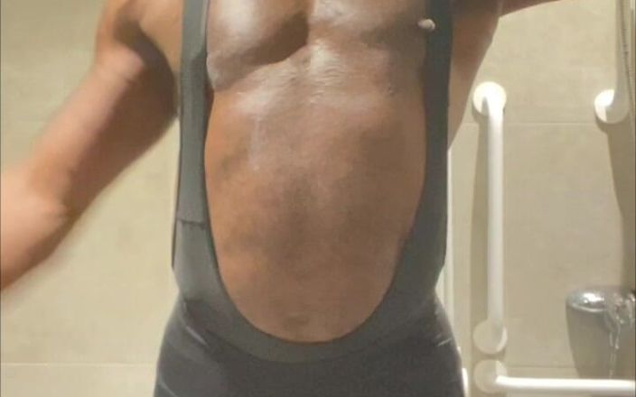 Black mature kinky muscle: Egzersiz sonrası seksi esneme sahneleri