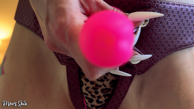Mars solo: Відео від першої особи, пеггінг соло - господиня Марс соло прив'язує твою тугу дупу своїм страпоном у кількох різних позах, включаючи міссіо