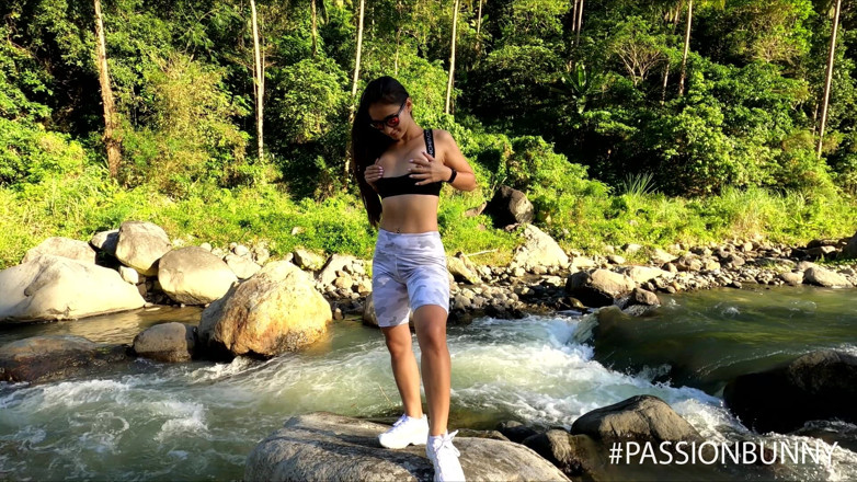 PassionBunny: Melancap panas berisiko di taman