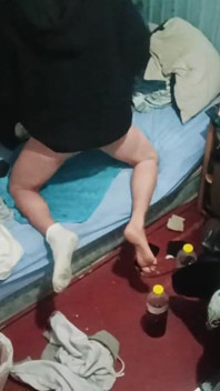 若いゲイの男が彼のお尻を開く