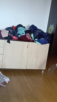 Amatorka Ma Zabawę Przymierzając Ubrania I Je Wycinając.