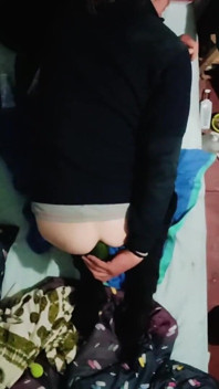 Joven abre su culo en el trabajo