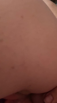 Göt deliğim yarağı için çok sıkı, bu yüzden onun yerine beni yetiştirdi