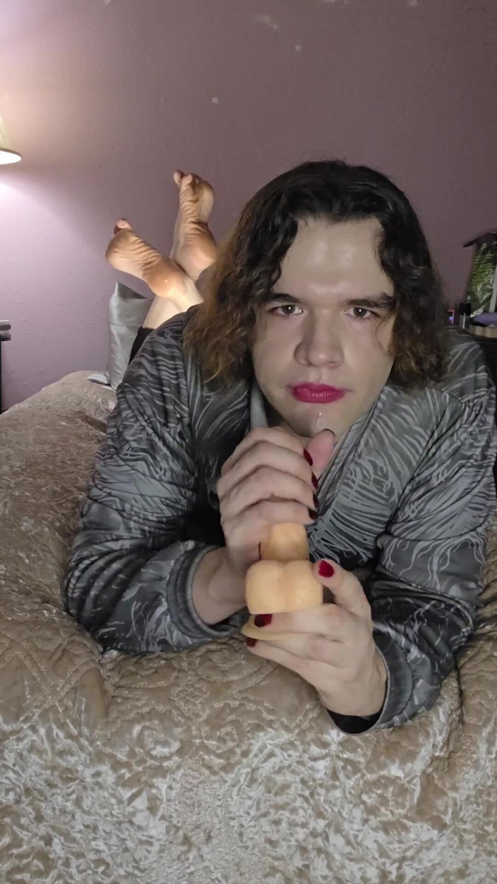 Miss Dimples: Nonbinary femboy gör lite halsträning medan han gör "poseen"