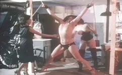 두 명의 주인이 마른 노예를 묶어.