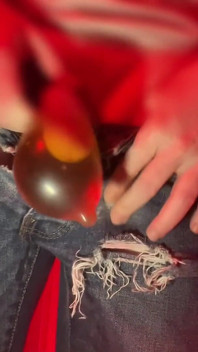 Amateur jongen die in een condoom plast