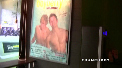 Sex humiliation with french lads: ラファとアブラハムとの屋外バーでのセックスhumliation