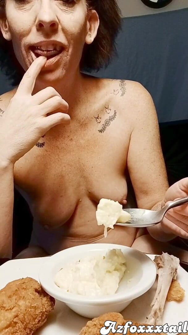 AzFoxxxTailPhelicia: Gioco con cibo pieno di pollo