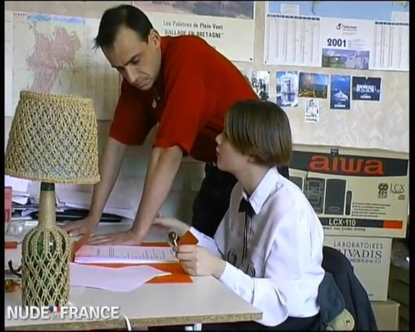 La France a Poil: Seorang bujang semakin dihisap oleh guru matelahnya.