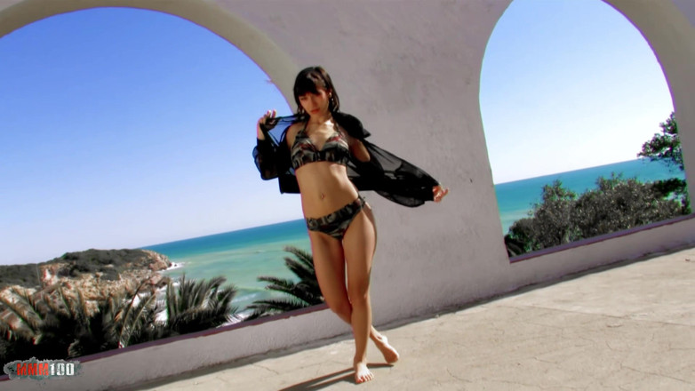 MMM100 Solo: Gabrielle Neva: Pornohvězda Petite Gabrielle Neva dělá striptýz