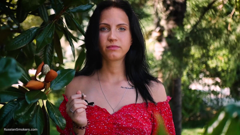 Russian Smokers: 赤いドレスの色っぽいブルネットが巻きたばこを吸う