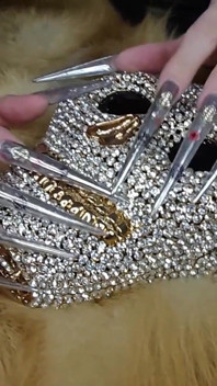 Extremamente longo stiletto nails e botas de couro adoração