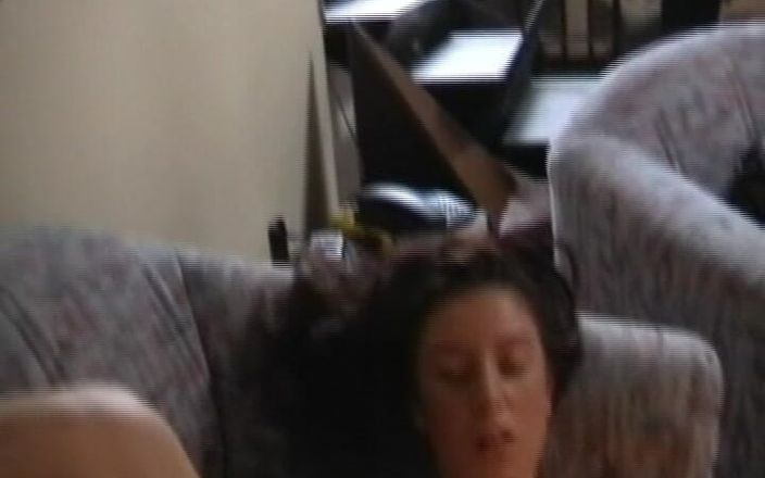Deutsche XXX Filme: Немецкие крошки с большими сиськами скачут на большом хуе в тройничке